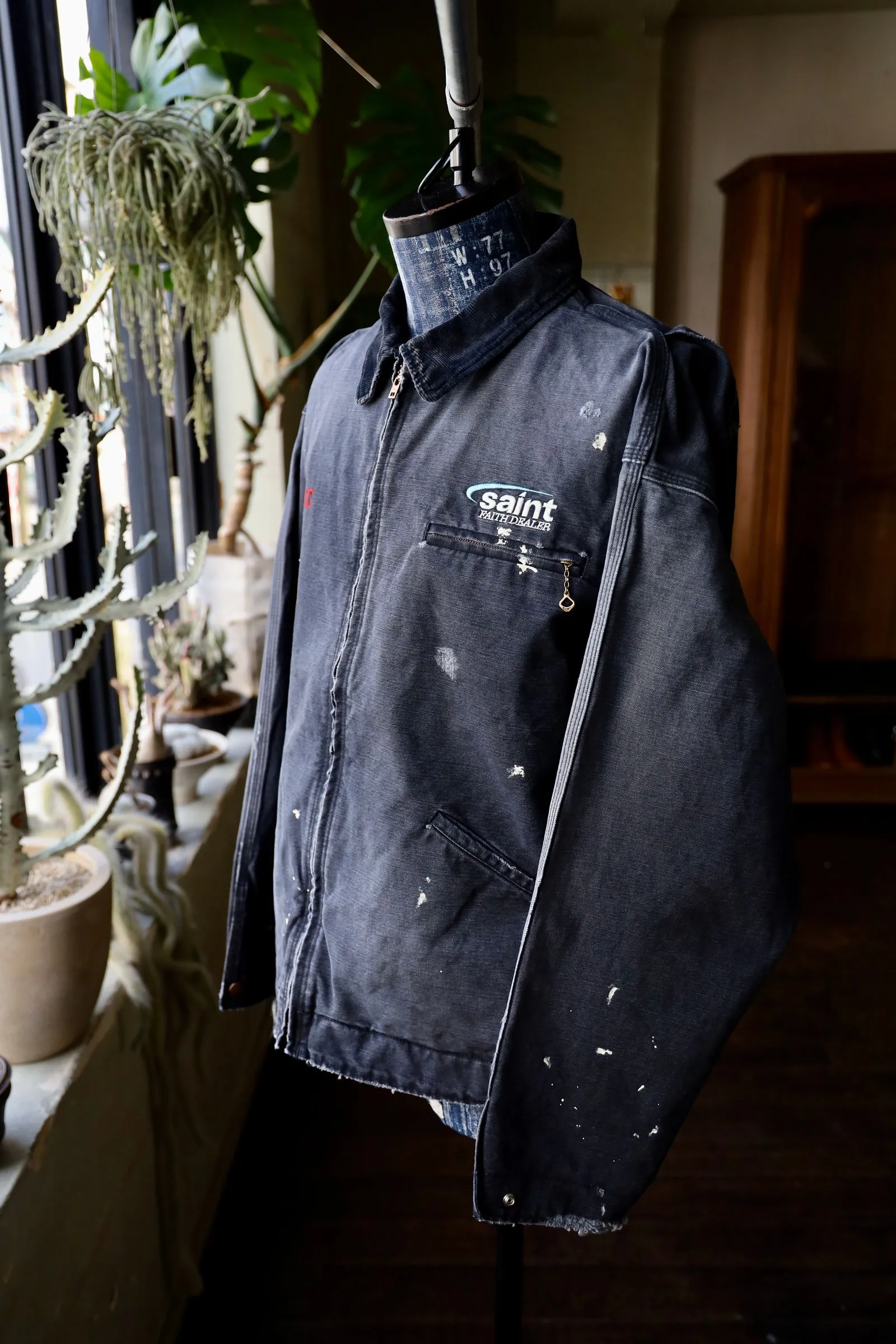 SAINT Mxxxxxx DETROIT JACKET/DRUG/BLK Detroit Workwear Washed and Distressed Jacket Washed Black S-XL A super heavy-duty Detroit jacket. It took more than 3 months to develop. All details. No detail. Complete reproduction and restoration. Customized washed and faded Assute canvas fabric. Rewashed the watermark to make the bones irregular and white. MX6 LOGO buttons, molded custom placket with LOGO zipper, no special shape zipper on chest